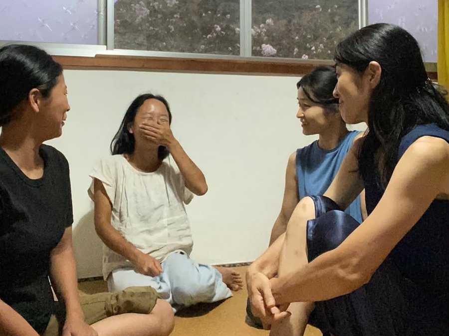 窓辺で語り合う女性たち