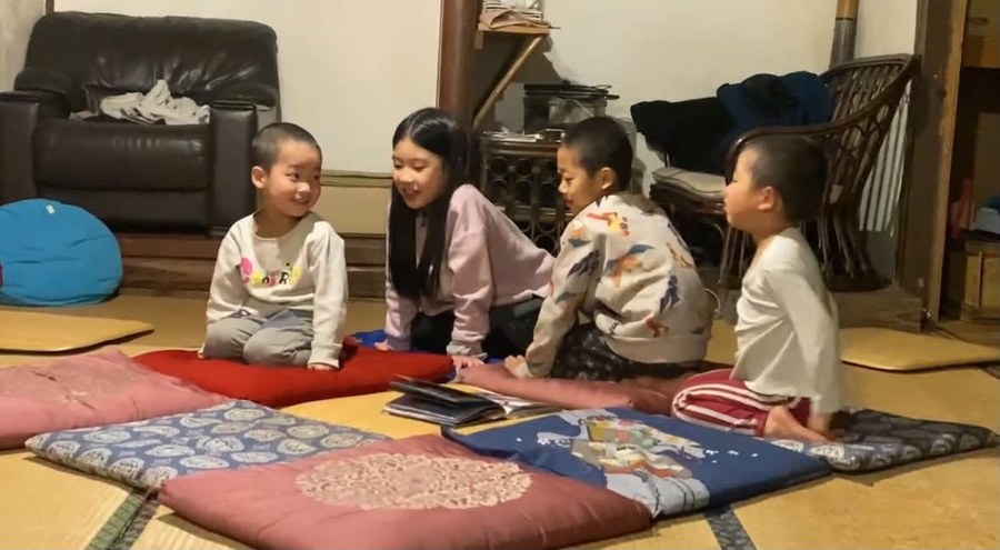 輪になっておしゃべりする子どもたち