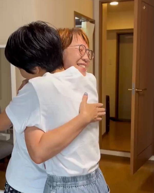 抱き合って再会を喜ぶ様子
